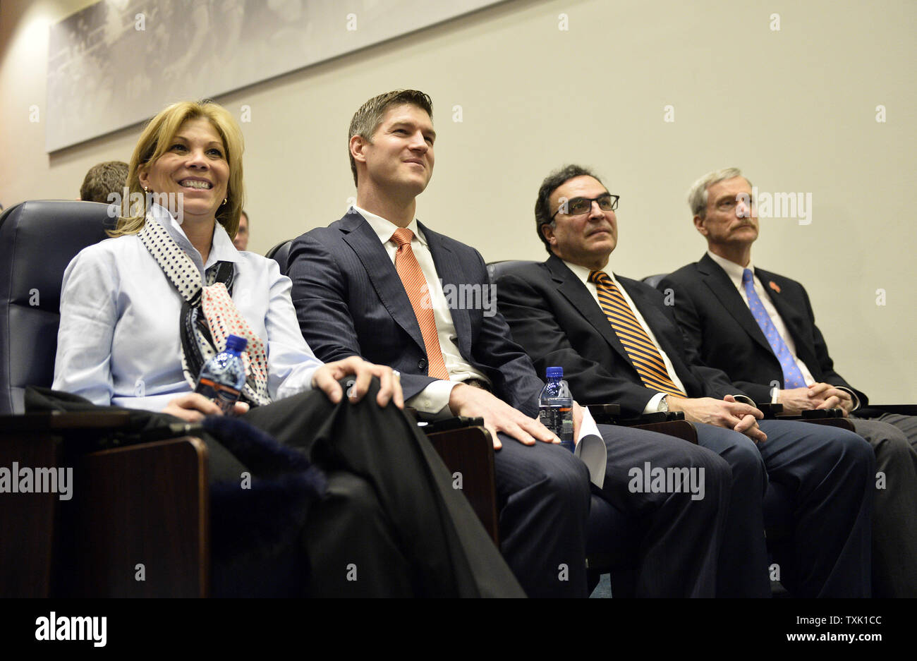 Robin Fox (L-R) sitzt mit Chicago Bears General manager Ryan Tempo (L-R), Präsident Ted Phillips und Vorsitzender George McCaskey als ihr Ehemann, neue Bären Head Coach John Fox, während seiner einleitenden Nachrichten Konferenz an Halas Hall am 19. Januar 2015 in Lake Forest, Illinois spricht. UPI/Brian Kersey Stockfoto