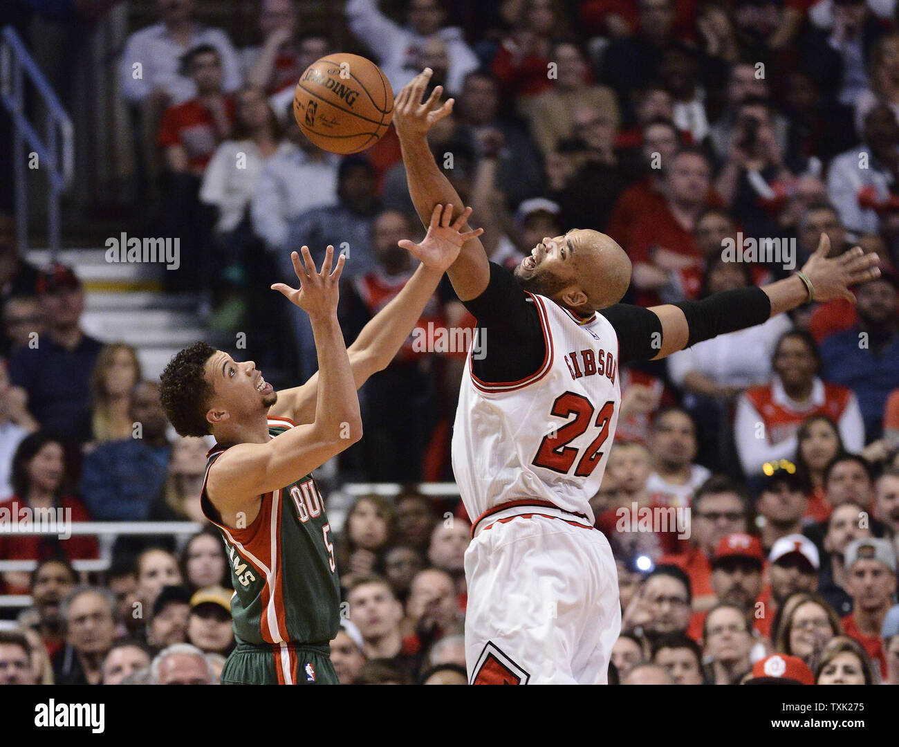 Milwaukee Bucks guard Michael Carter-Williams (L) und Chicago Bulls vorwärts Taj Gibson für eine Erholung gehen im zweiten Quartal von Spiel 1 der ersten Runde der NBA-Playoffs gegen die Milwaukee Bucks in der vereinigten Mitte am 18. April in Chicago 2015. Foto von Brian Kersey/UPI Stockfoto