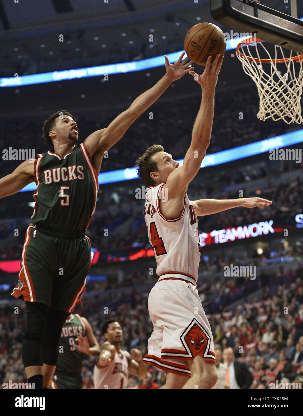 Milwaukee Bucks guard Michael Carter-Williams (L) blockiert die Aufnahme der Chicago Bulls forward Mike Dunleavy während des ersten Viertels von Spiel 2 der ersten Runde der NBA-Playoffs in der vereinigten Mitte am 20. April in Chicago 2015. Foto von Brian Kersey/UPI Stockfoto