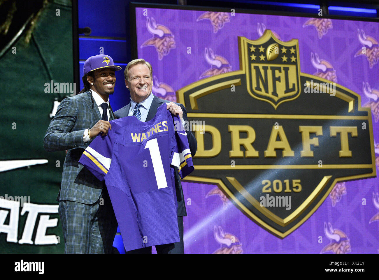 Die Michigan State Trae Waynes (L) steht mit NFL Beauftragter Roger Goodell, nachdem er 11 insgesamt von den Minnesota Vikings in der ersten Runde der NFL Draft ausgewählt wurde am 30. April 2015 in Chicago. Foto von Brian Kersey/UPI Stockfoto