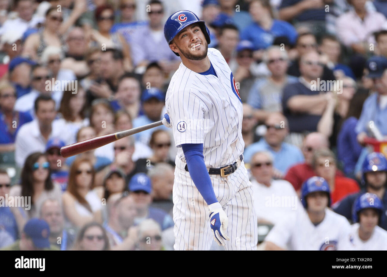 Chicago Cubs Kris Bryant schlägt ein Foul Ball während des fünften Inning gegen die Kansas City Royals am Wrigley Feld am 29. Mai in Chicago 2015. Foto von Brian Kersey/UPI Stockfoto