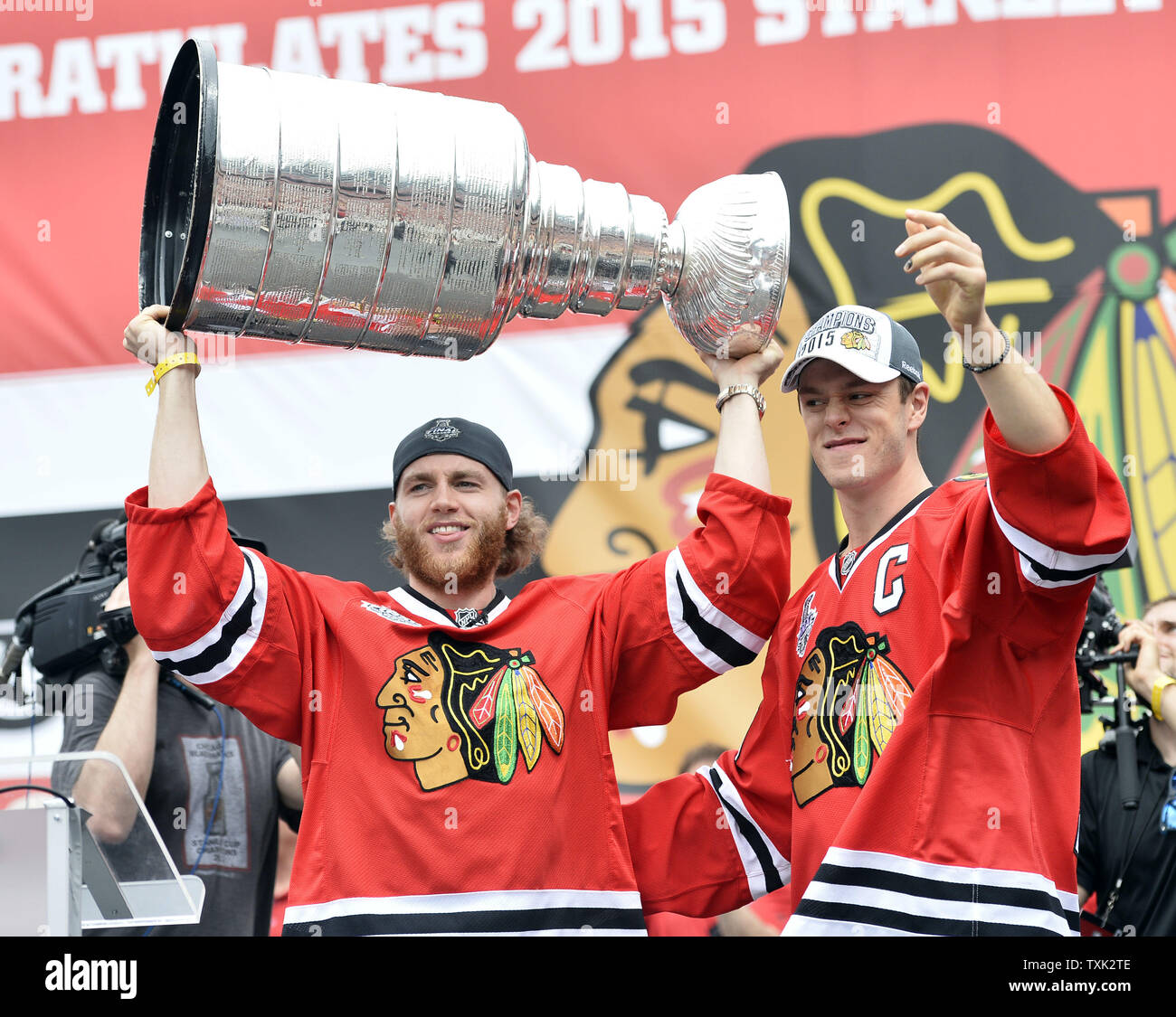 Chicago Blackhawks' Patrick Kane (L) und Jonathan Toews feiern mit der Stanley Cup auf der Kundgebung auf dem Soldier Field am 18. Juni 2015 in Chicago. Die Blackhawks besiegten die Tampa Bay Lightning 4-2 Spiele den Stanley Cup zu gewinnen. Foto von Brian Kersey/UPI Stockfoto