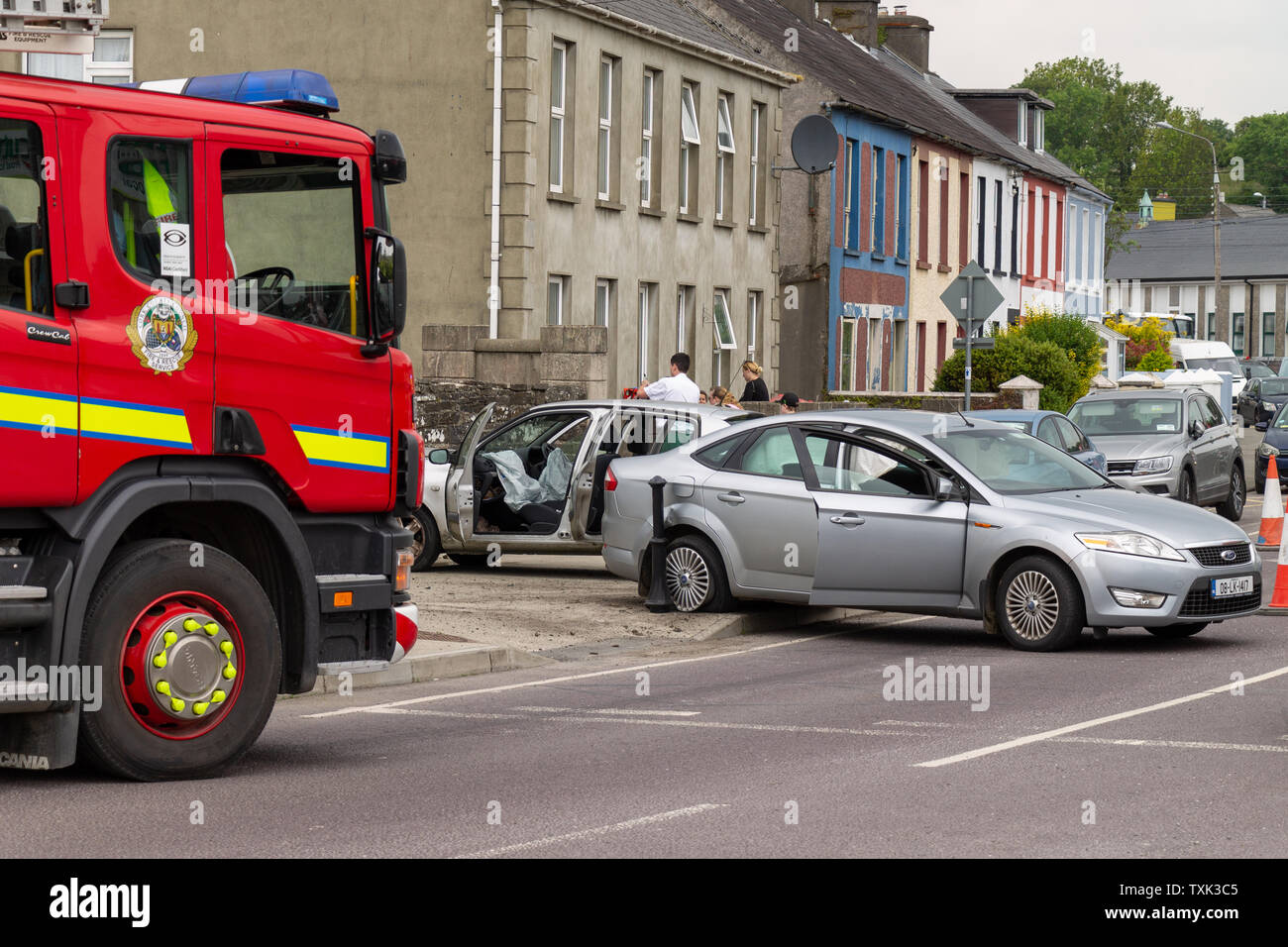 Skibbereen, West Cork, Irland, 25. Juni 2019, heute gab es zwei Car Crash außerhalb des Kreises K Garage auf der Market Street Skibbereen, die Strasse war für eine Weile blockiert, da die Feuerwehr und Krankenwagen die Szene besucht. Kredit aphperspective/Alamy leben Nachrichten Stockfoto