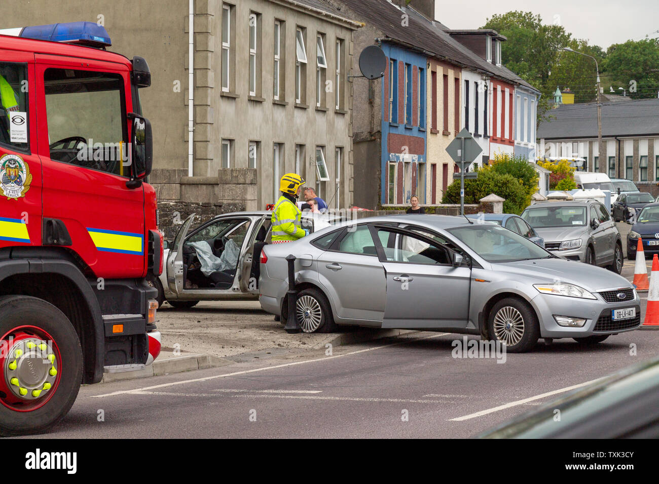 Skibbereen, West Cork, Irland, 25. Juni 2019, heute gab es zwei Car Crash außerhalb des Kreises K Garage auf der Market Street Skibbereen, die Strasse war für eine Weile blockiert, da die Feuerwehr und Krankenwagen die Szene besucht. Kredit aphperspective/Alamy leben Nachrichten Stockfoto