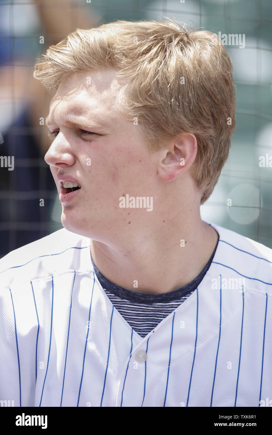 NHL top Entwurf Perspektive Casey Mittelstadt besucht das Baseballspiel zwischen den Chicago Cubs und San Diego Padres am Wrigley Feld am Juni 21, 2017 in Chicago. Foto von Kamil Krzaczynski/UPI Stockfoto