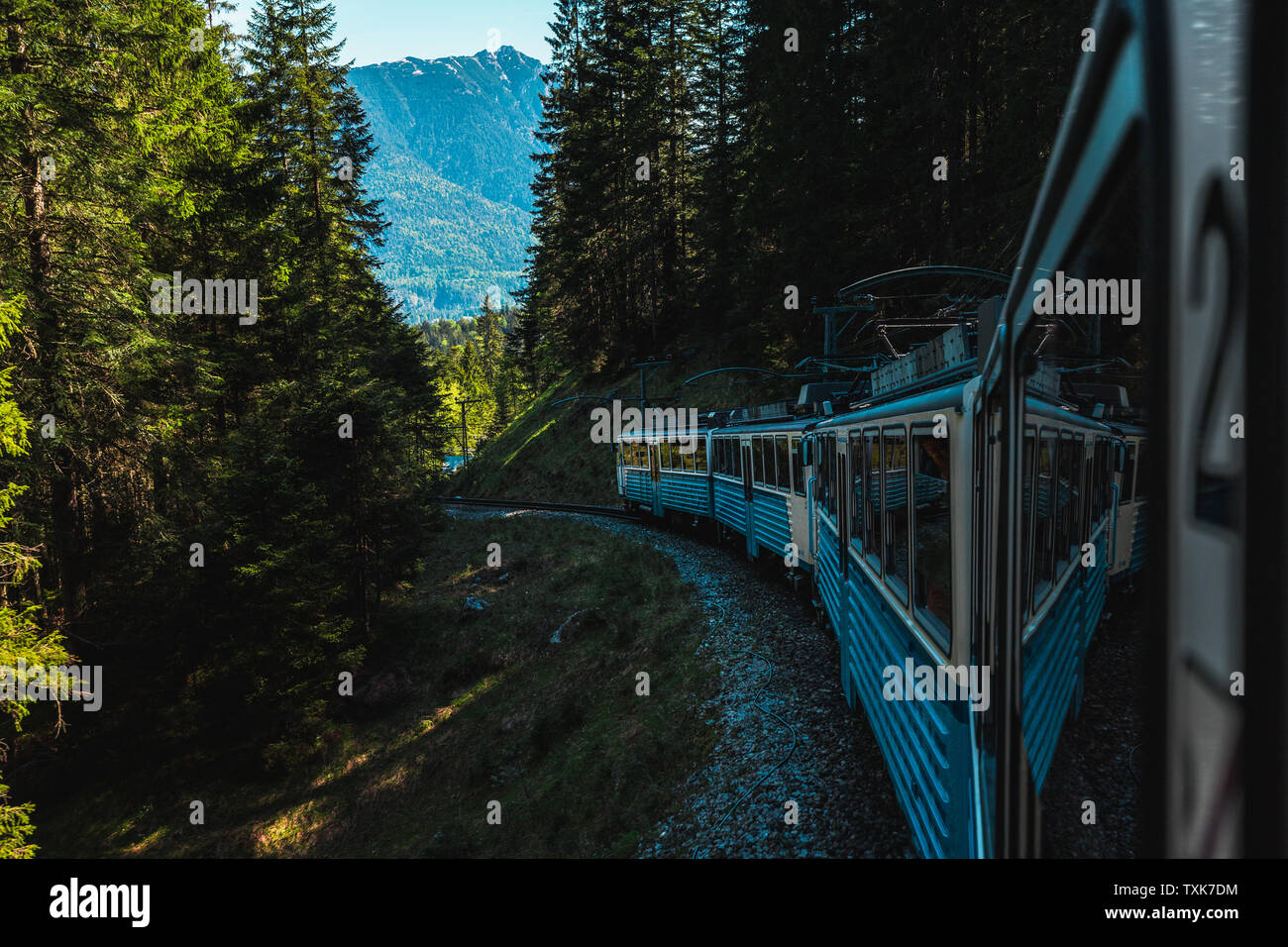 Blick aus dem Fenster des Bayerischen Zugspitz Bahn/Zugspitzbahn auf seinem Aufstieg towars Zugspitze, Deutschlands höchster Berg, im Sommer (Deutschland) Stockfoto