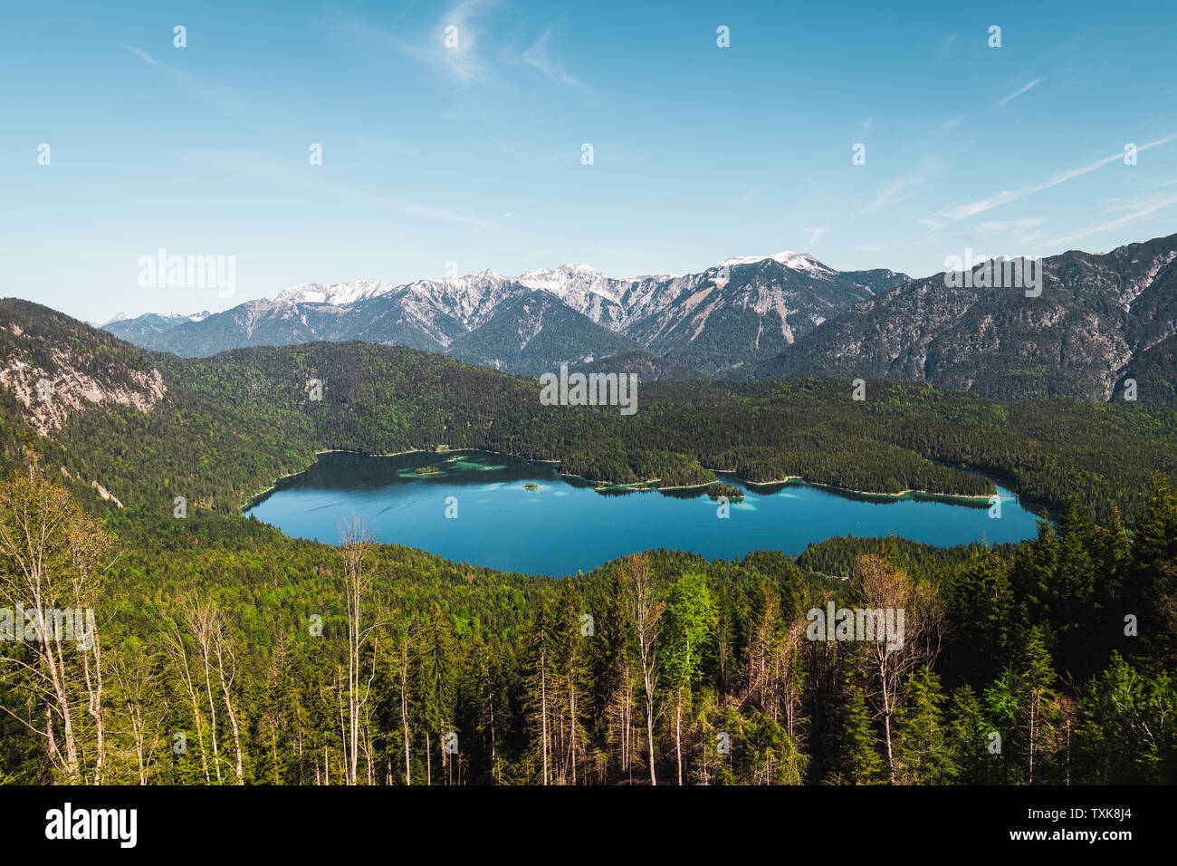 Blick auf das kristallklare Eibsee ab Anschluss des Bayerischen Zugspitz Bahn auf seinem Aufstieg gesehen auf die Zugspitze bei klaren Sommer Tag (Deutschland) Stockfoto