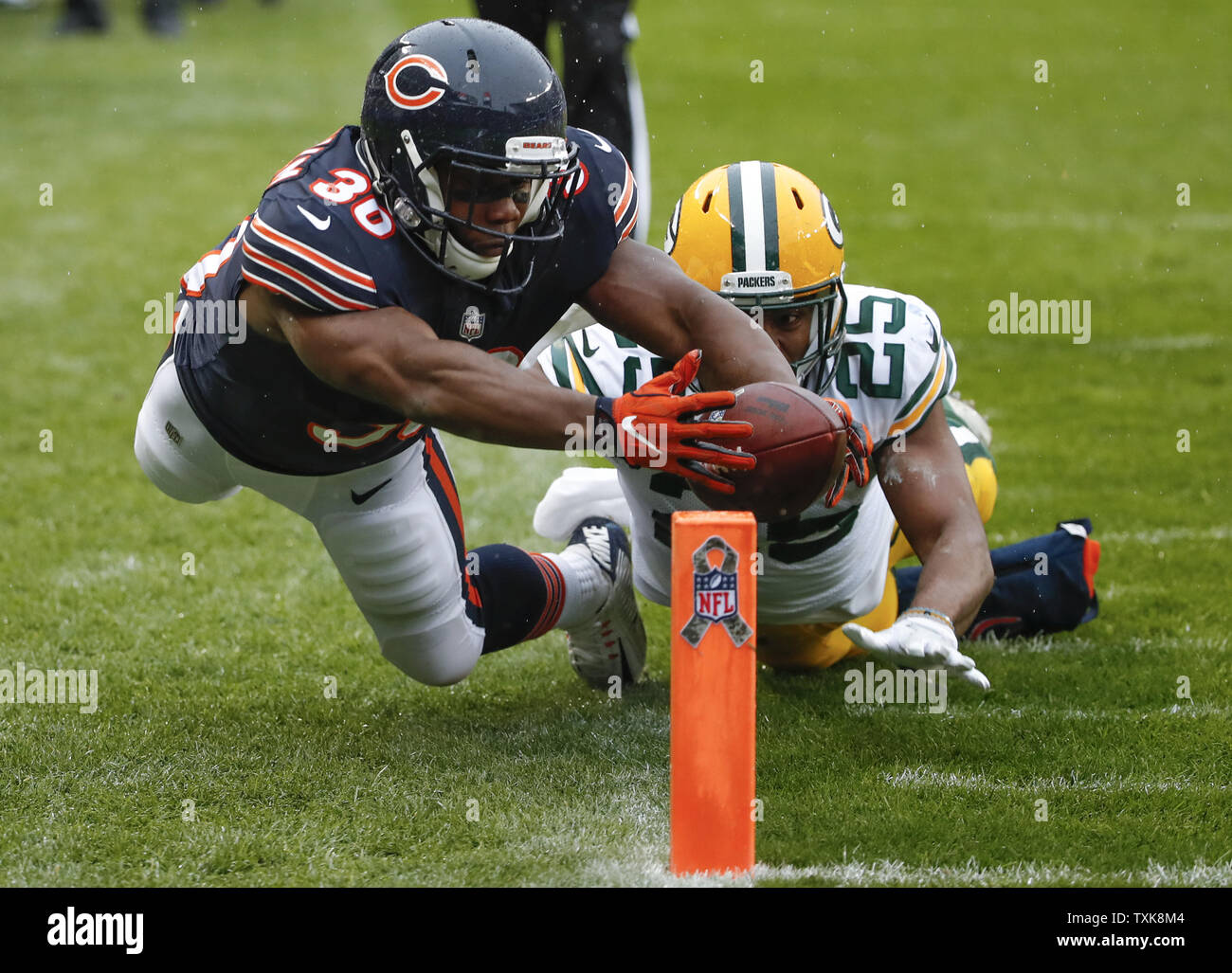 Chicago Bears zurück läuft Benny Cunningham (30) Schritte außerhalb der Grenzen, wie er versucht, einen Touchdown gegen Green Bay Packers Defensive zurück Marwin Evans (25) während der ersten Hälfte auf dem Soldier Field in Chicago am 12. November 2017 zu erzielen. Foto von Kamil Krzaczynski/UPI Stockfoto