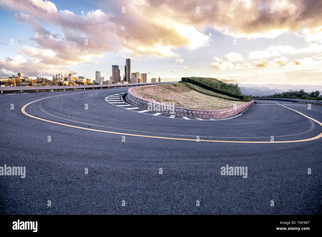 Leeren Asphalt scharfe Kurve mit modernen Stadt Stockfoto