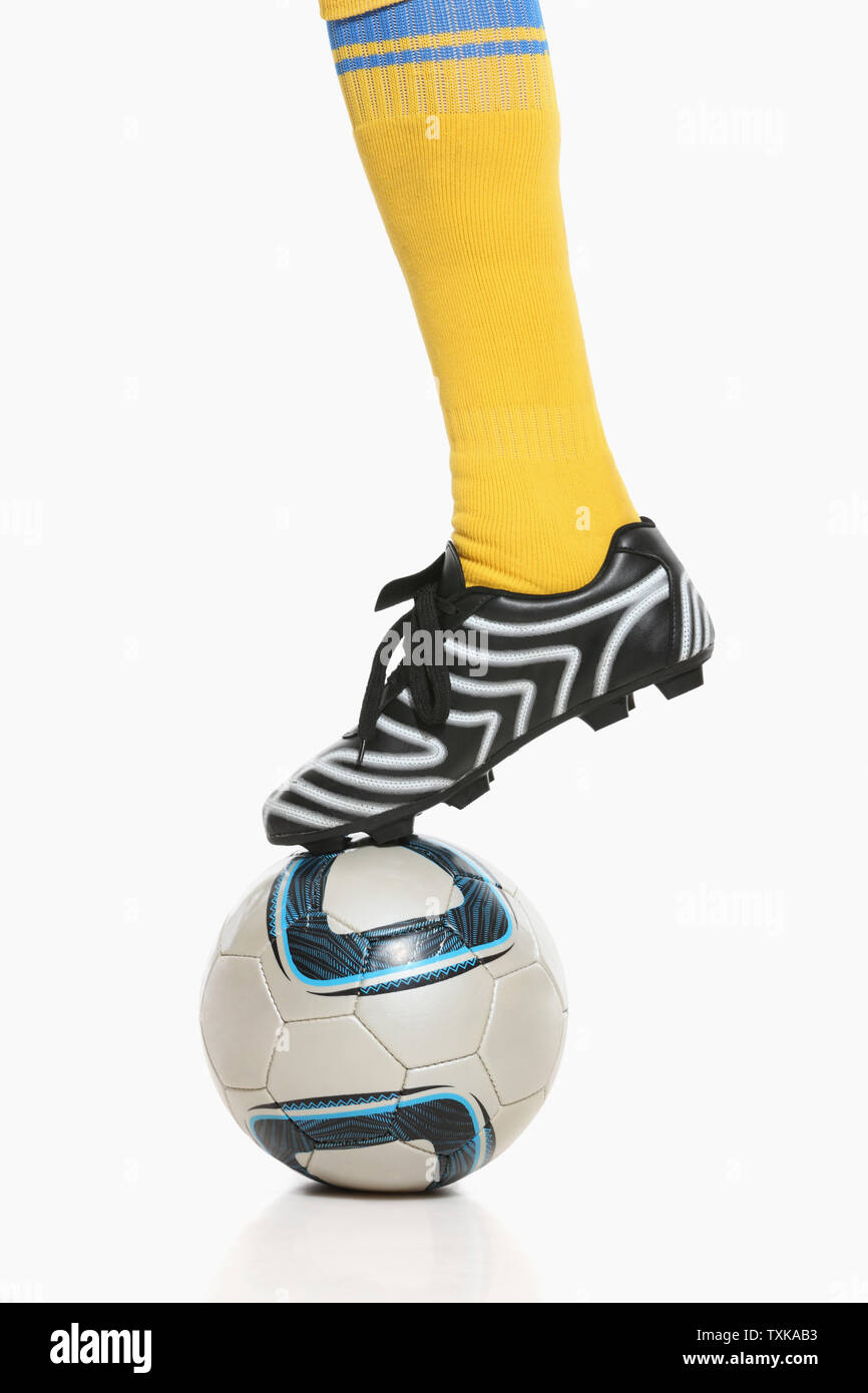 Nahaufnahme einer Person Bein mit Fußball Stockfoto