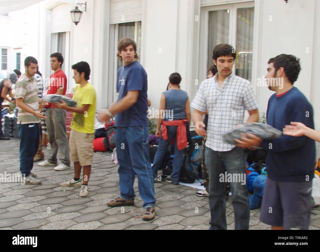 Die Freiwilligen sammeln Nahrung und Kleidung der Opfer des Erdbebens am Sitz der Nationalen Erneuerung Partei in Santiago de Chile am 1. März 2010 zu helfen, nach einem Erdbeben der Stärke 8,8, dass das Land am 27. Februar getroffen. UPI Stockfoto