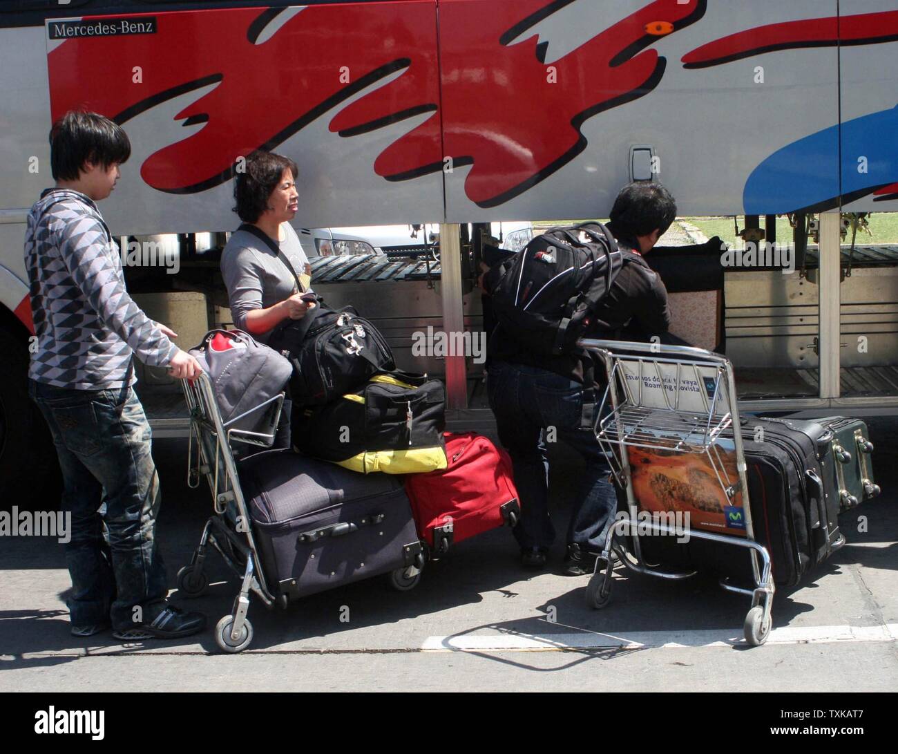 Reisende Gepäck aus den Bus am Santiago Flughafen Arturo Merino Benitez entladen wie Flüge, die Chile in Santiago am 1. März 2010 fortzusetzen, nach einem Erdbeben der Stärke 8,8, dass das Land am 27. Februar getroffen. UPI/Jose Munoz Stockfoto