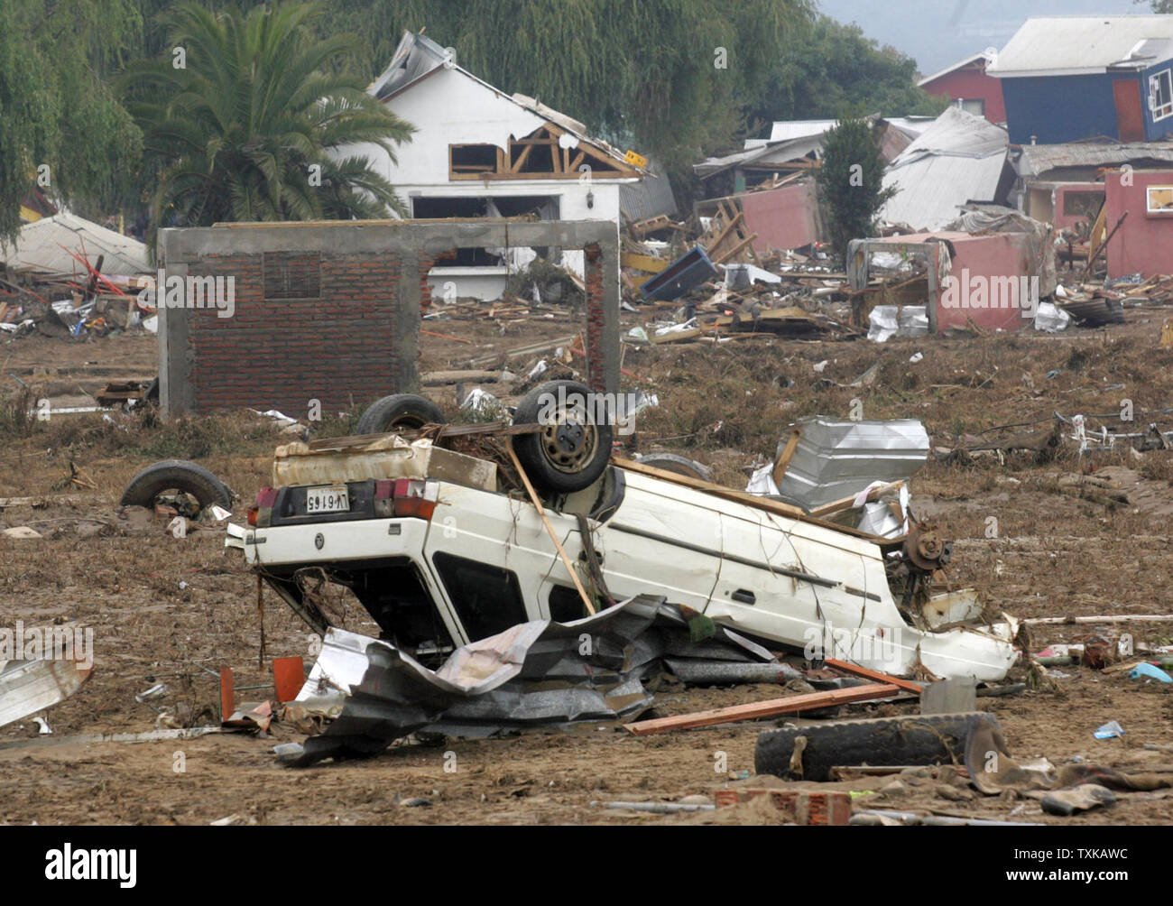 Ein Überschlagen des Fahrzeugs und andere Wrack ist in Dichato, Chile am 3. März 2010 gesehen. Bereiche der Chile haben zerstört und Hunderte starben nach einem Erdbeben der Stärke 8,8 das Land am 27. Februar getroffen. UPI/Carlos Acuna Stockfoto
