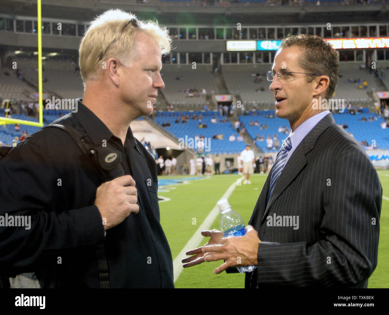 Ehemaliger NFL Quarterback Boomer Esiason Chats mit Mark Richardson der Carolina Panthers vor Beginn der Mondday Abend Fußball Spiel gegen die Green Bay Packers an der Bank von Amerika Stadium 3. Oktober 2005 in Charlotte, NC. (UPI Foto/Bob Carey) Stockfoto