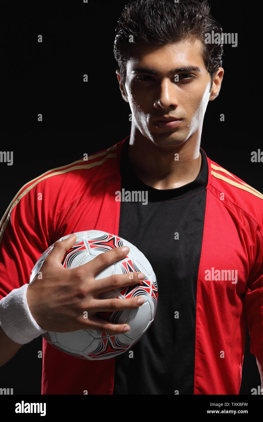 Porträt eines Mannes mit einem Fußball Stockfoto