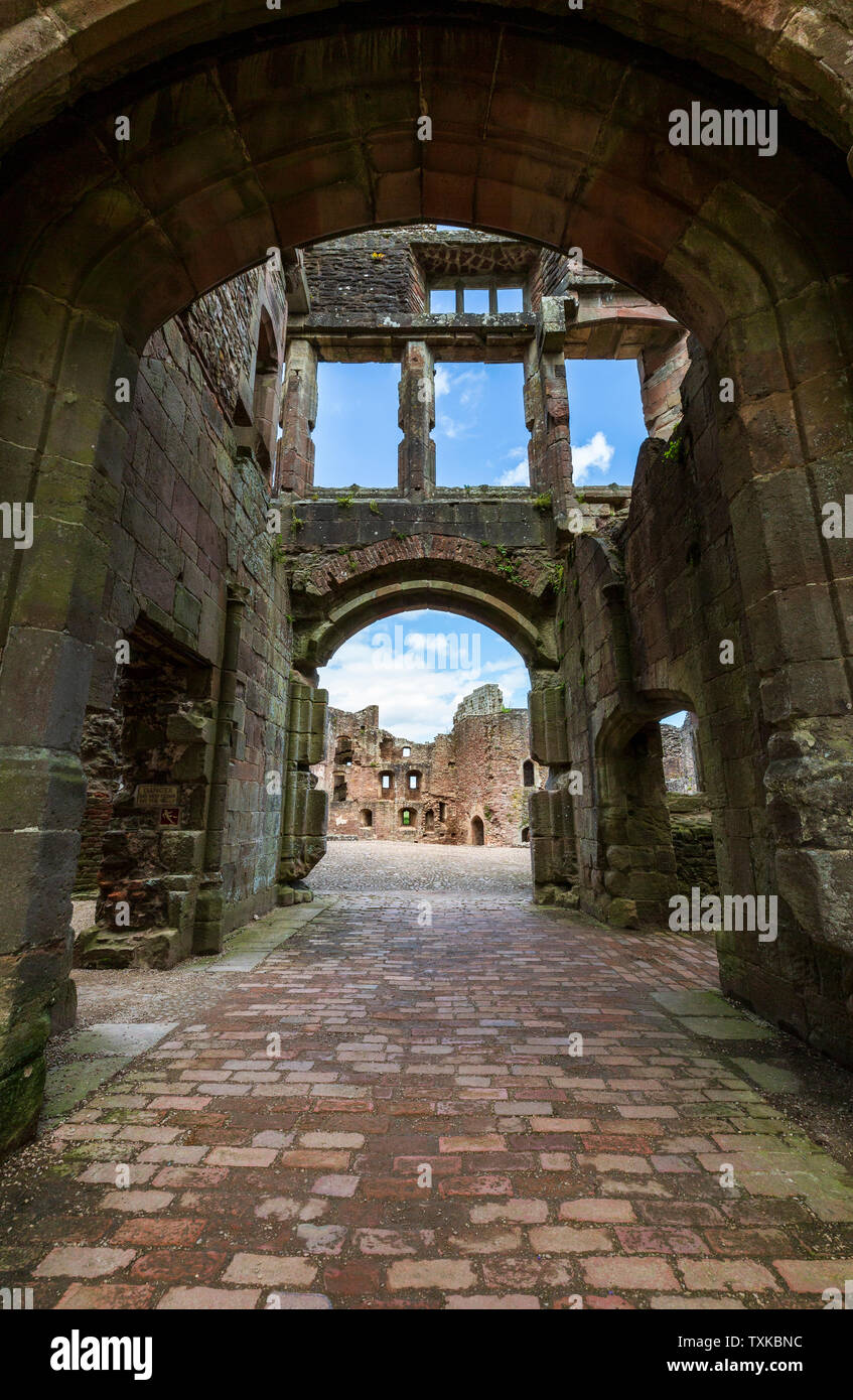 Der Blick durch das Haupttor in die geworfenen Stein Hof Raglan Castle, Wales Stockfoto