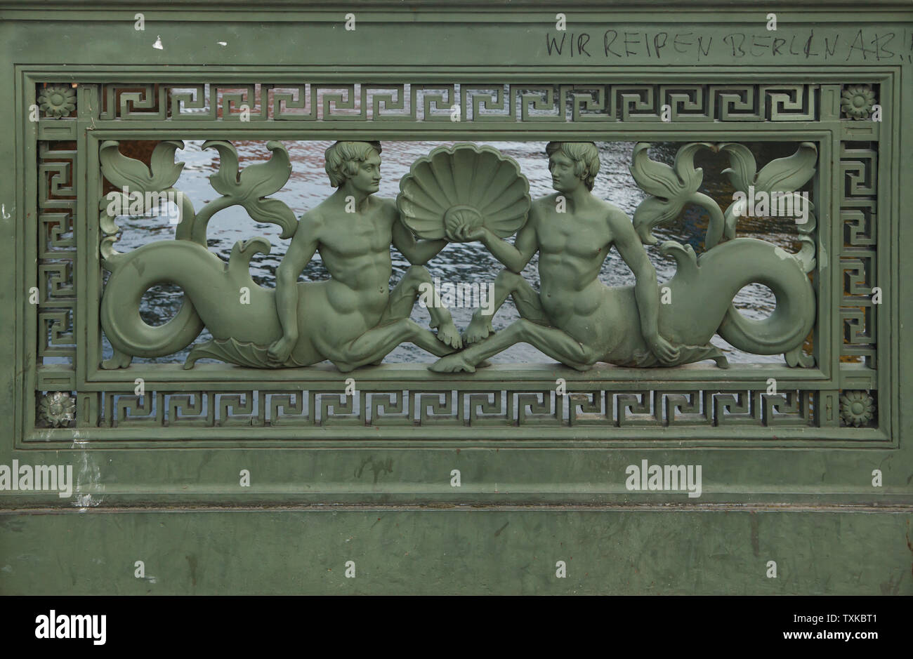 Zwei ichthyocentaurs Aphros und Bythos in der Eisen dargestellt cast Geländer der Schlossbrücke (Palace Bridge) in Berlin, Deutschland. Stockfoto