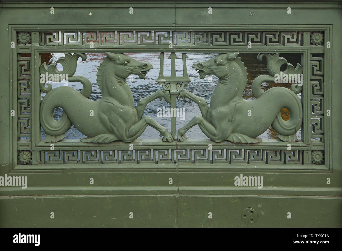 Zwei hippocampi in der Eisen dargestellt cast Geländer der Schlossbrücke (Palace Bridge) in Berlin, Deutschland. Stockfoto