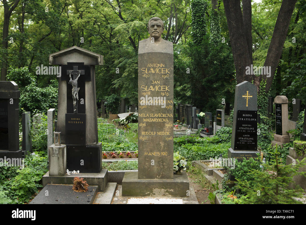 Grab von Tschechischen impressionistischen Maler Antonín Slavíček (1870-1910) und seine Verwandten in Olšany Friedhof in Prag, Tschechische Republik. Sein Schwiegersohn tschechischer Dichter und militärischer Kommandant Rudolf Medek (1890 - 1940) ist auch in der Gruft beigesetzt. Der Grabstein wurde von der Tschechischen Bildhauer Josef Mařatka konzipiert. Stockfoto