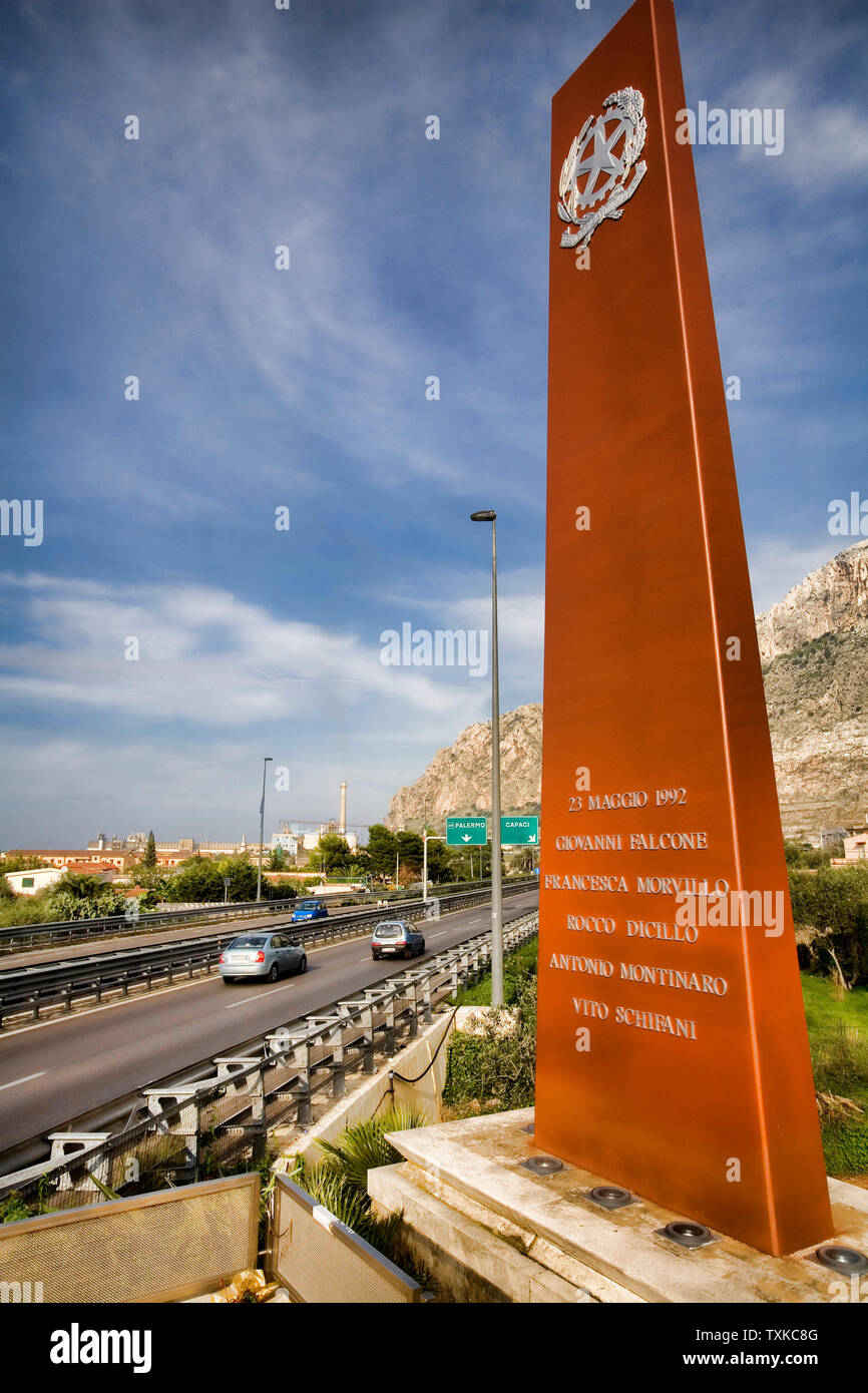 Gedenken Denkmal Fur Die Opfer Der Mafia Giovanni Falcone Seine Frau Und Die Mitglieder Seiner Escort Capaci Palermo Sizilien Italien Stockfotografie Alamy
