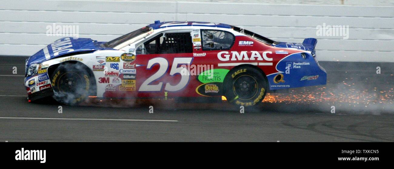 Die Funken von der #25 GMAC Chevrolet angetrieben von Brian Vickers, nachdem er die Kontrolle über das Auto in der Coca-cola 600 NASCAR Rennen an der Lowes Motor Speedway in Charlotte, N.C., am 28. Mai 2006 verloren. Mayfield war für fehlende seine Box bestraft. (UPI Foto/Nell Redmond) Stockfoto