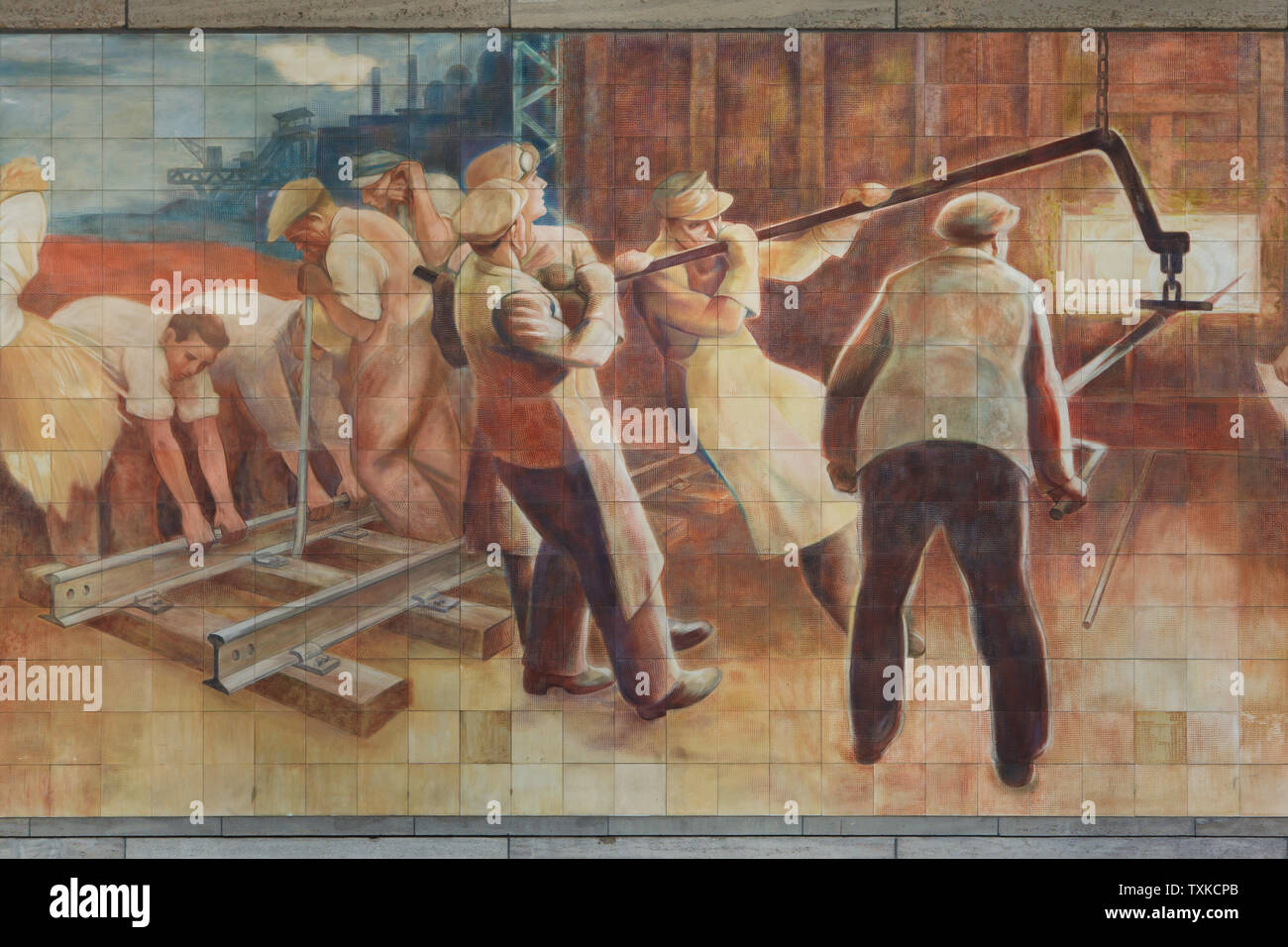 Ostdeutsche metallurgischen Werk im Porzellan Fries' Gebäude der Republik" ('Aufbau der Republik"), entworfen von deutschen Künstler Max Lingner (1952 - 1953) auf dem Gebäude des Ministerrates der DDR (ehemaliges Reichsluftfahrtministerium) abgebildet, das Detlev-Rohwedder-Haus in Berlin, Deutschland. Stockfoto