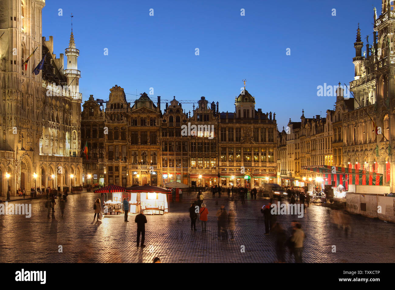 Nachtaufnahme des Grand Plance, der Mittelpunkt von Brüssel, Belgien. Stockfoto