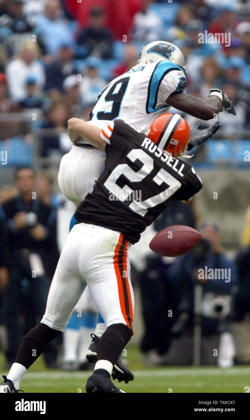 Cleveland Browns Defensive zurück Brian Russell (27) bricht eine Verriegelung für Carolina Panthers wide receiver Keyshawn Johnson im ersten Quartal an der Bank von Amerika Stadium in Charlotte, N.C. soll am 8. Oktober 2006 (UPI Foto/Nell Redmond) Stockfoto