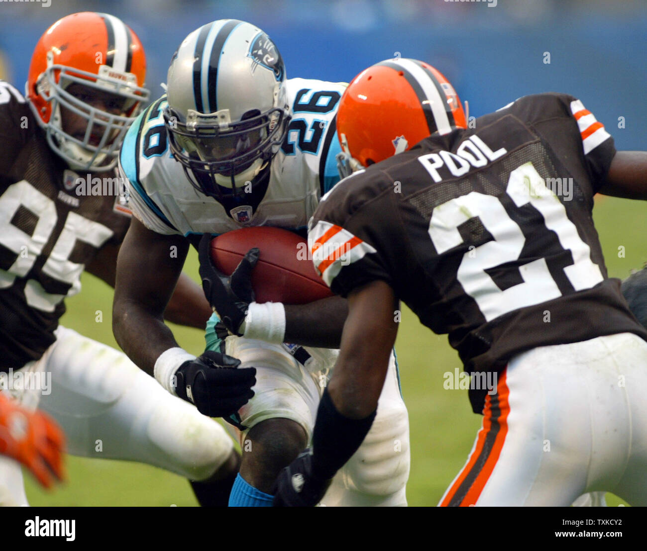 Carolina Panthers zurück laufen DeShaun Foster verläuft zwischen Cleveland Browns linebacker Kamerion Wimbley, Links und Defensive zurück Brodney Pool für ein 5-Yard-Gewinn im vierten Quartal an der Bank von Amerika Stadium in Charlotte, N.C. am 8. Oktober 2006 Die Leoparden gewannen 20-12. (UPI Foto/Nell Redmond) Stockfoto