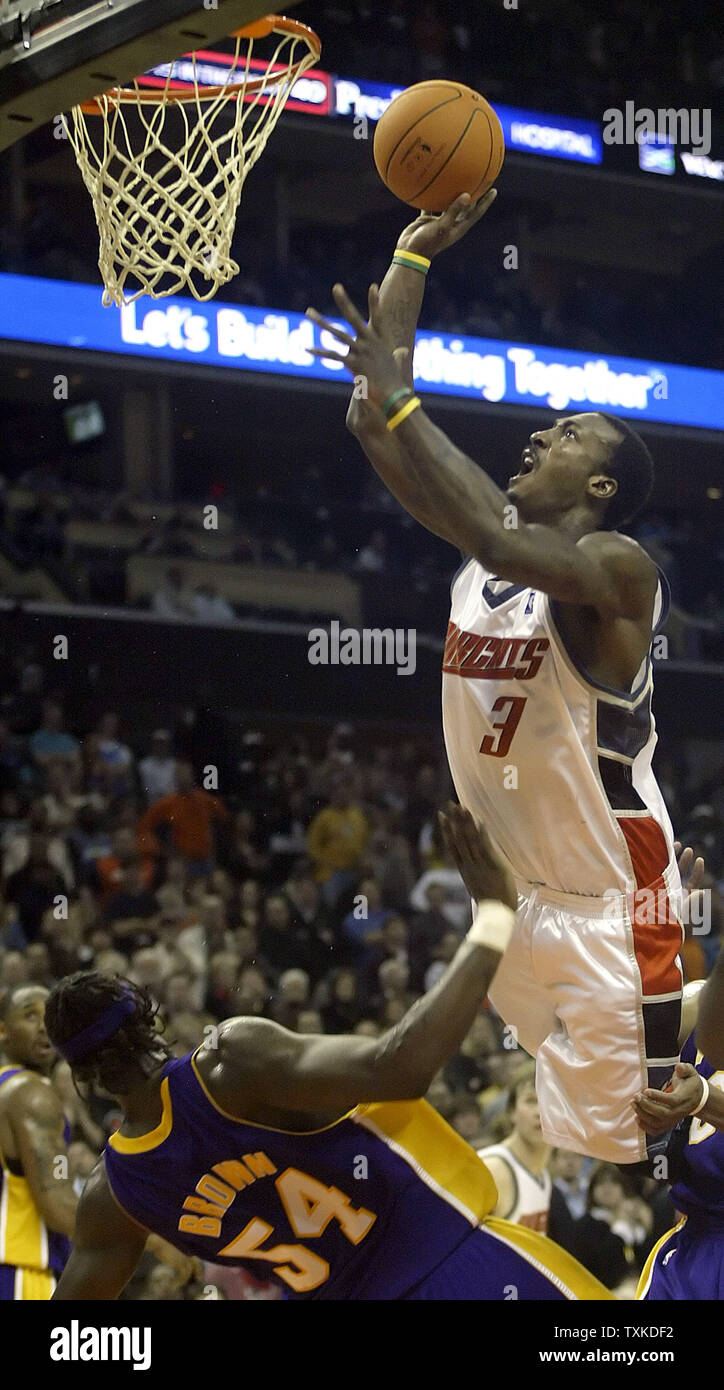 Charlotte Bobcats guard Gerald Wallace Kerben über Los Angeles Lakers Zentrum Kwame Brown an der Charlotte Bobcats Arena in Charlotte, N.C. am 29. Dezember 2006. Wallace zählte 28 Punkte wie die Bobcats gewann 133-124 in der Dreiergruppe - Überstunden. (UPI Foto/Nell Redmond) Stockfoto
