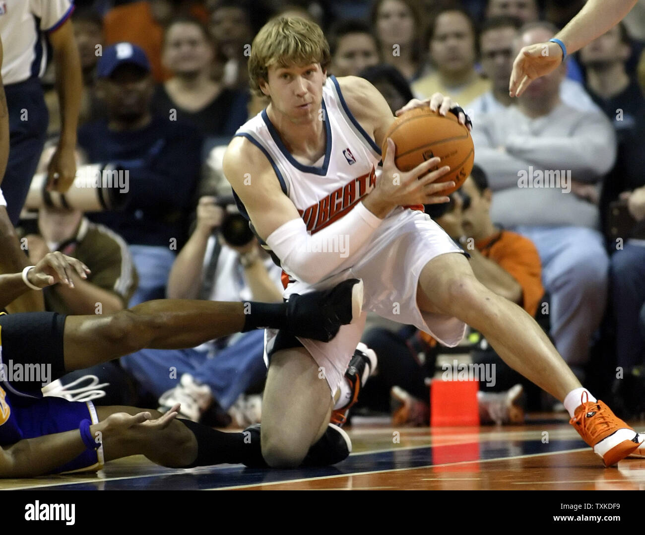 Charlotte Bobcats guard Matt Carroll holt die lose Kugel wie die Bobcats die Los Angeles Lakers an der Charlotte Bobcats Arena in Charlotte, N.C. am Dezember 29, 2006 spielen. Carroll zählte 27 Punkte wie die Bobcats gewann 133-124 in der Dreiergruppe - Überstunden. (UPI Foto/Nell Redmond) Stockfoto