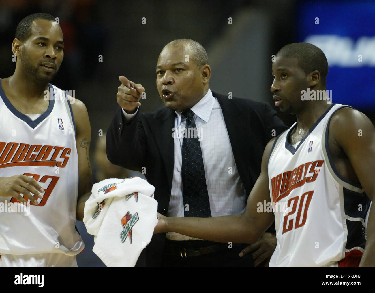 Charlotte Bobcats Haupttrainer Bernie Bickerstaff, Mitte, beauftragt Derek Anderson, Links, und Raymond Felton, wie Sie spielen die Los Angeles Lakers an der Charlotte Bobcats Arena in Charlotte, N.C. am 29. Dezember 2006. Die Bobcats gewann 133-124 in der Dreiergruppe - Überstunden. (UPI Foto/Nell Redmond) Stockfoto