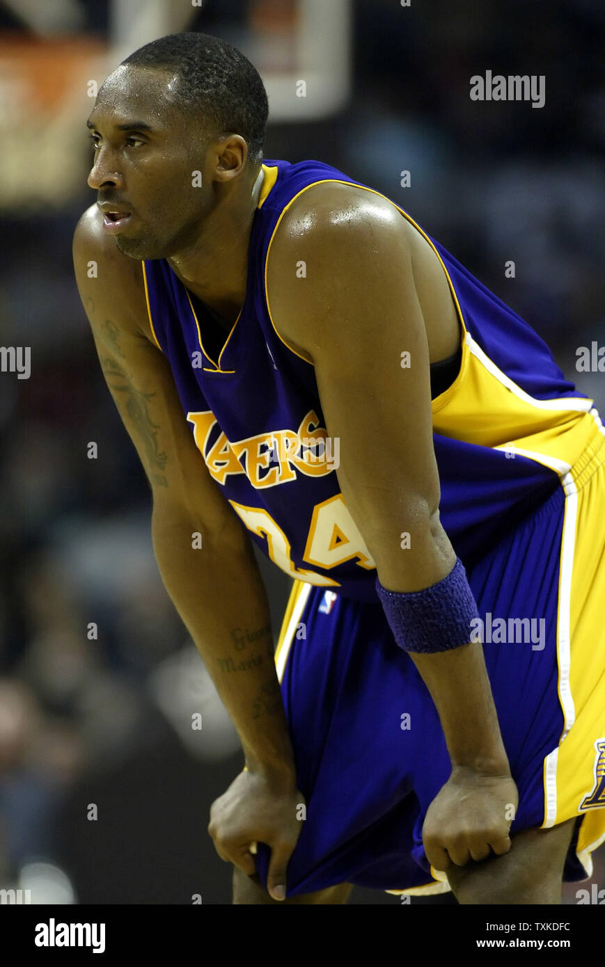 Los Angeles Lakers guard Kobe Bryant Fänge sein Atem wie die Lakers spielen die Charlotte Bobcats an der Charlotte Bobcats Arena in Charlotte, N.C. am 29. Dezember 2006. Bryant erzielte 58 Punkte in einer Schlussen Bemühung wie die Bobcats gewann 133-124 in der Dreiergruppe - Überstunden. (UPI Foto/Nell Redmond) Stockfoto