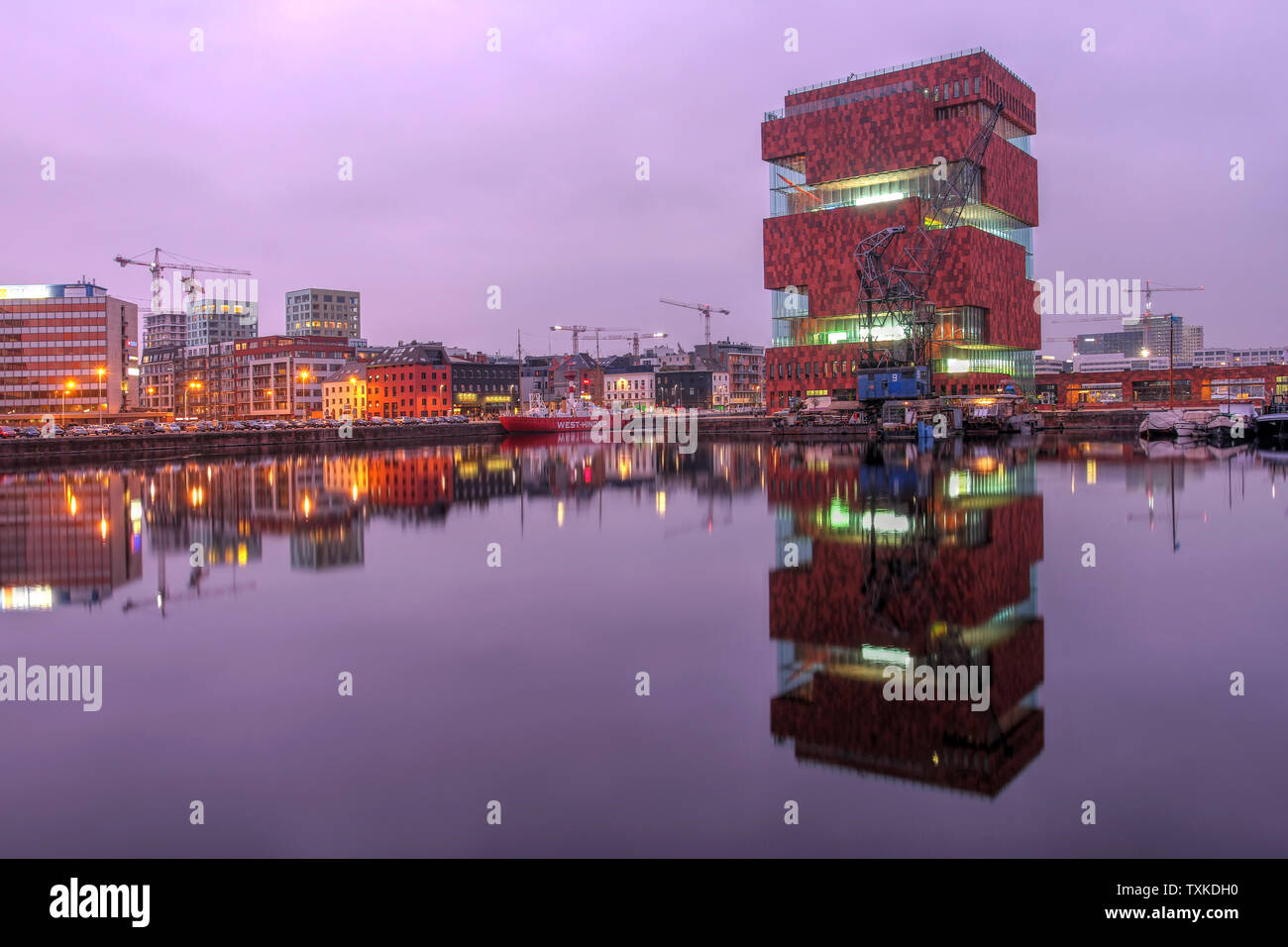 Antwerpen, Belgien - 4 April: Museum aan de Stroom (Museum am Strom, oder einfach MAS) unter einem violettem Licht des Sonnenuntergangs in Antwerpen, Beligum gefangen auf Stockfoto