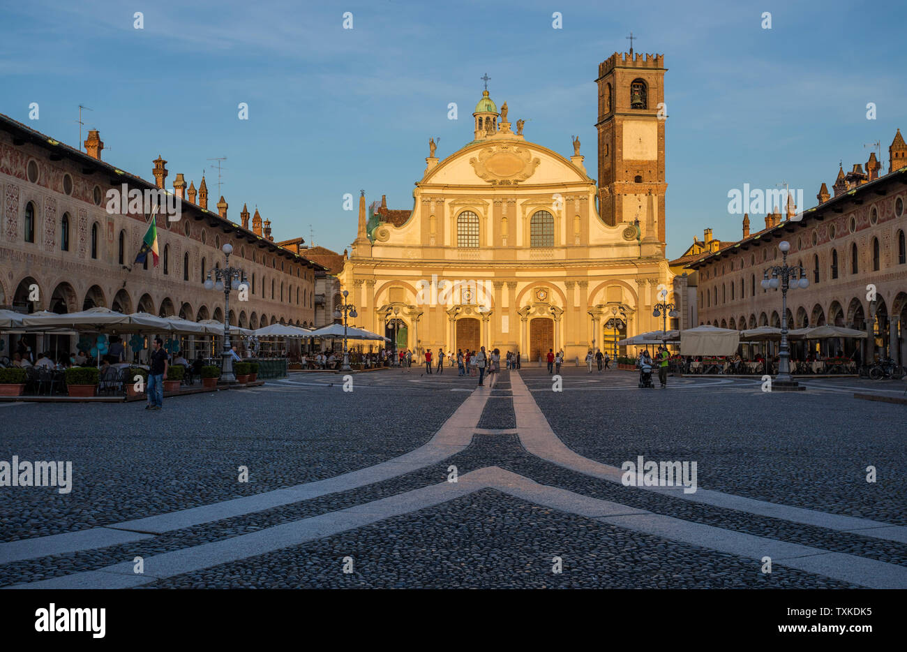 VIGEVANO, Italien, 10. Mai 2015 - Blick auf Ducale mit Ambrogio Kirche in Vigevano bei Sonnenuntergang, Provinz Pavia, Italien Stockfoto
