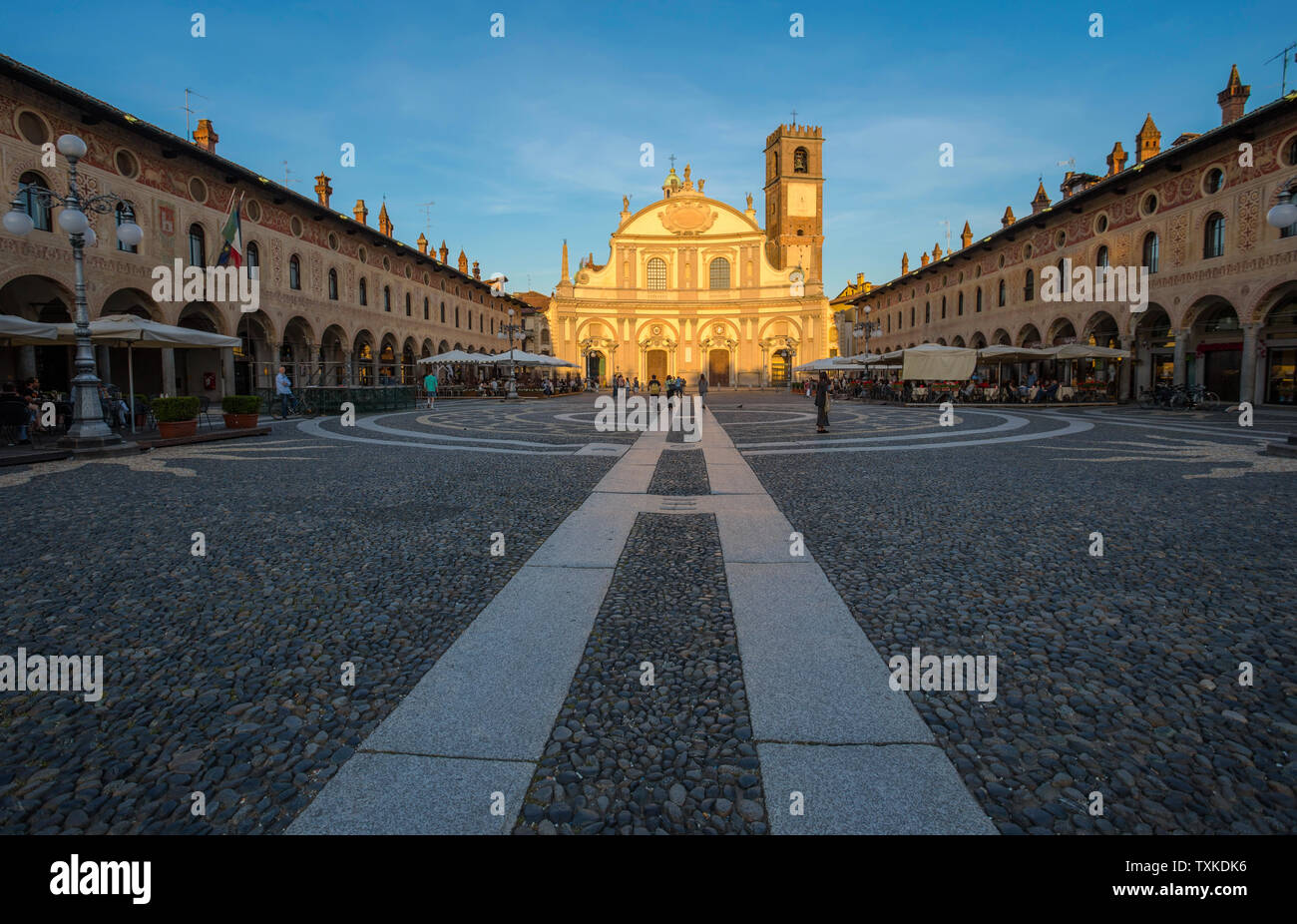 VIGEVANO, Italien, 10. Mai 2015 - Blick auf Ducale mit Ambrogio Kirche in Vigevano bei Sonnenuntergang, Provinz Pavia, Italien Stockfoto