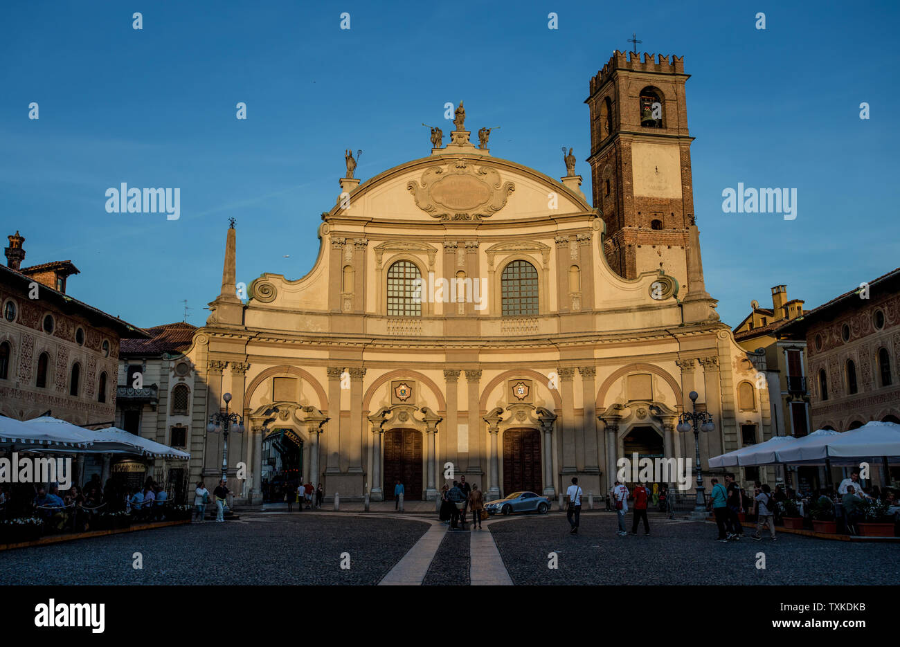 VIGEVANO, Italien, 10. Mai 2015 - Blick auf Ducale mit Ambrogio Kirche in Vigevano bei Sonnenuntergang, Provinz Pavia, Italien Stockfoto