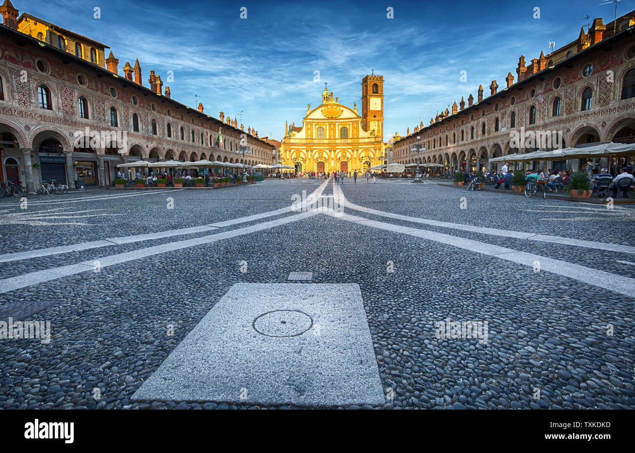 VIGEVANO, Italien, 10. Mai 2015 - Blick auf Ducale mit Ambrogio Kirche in Vigevano bei Sonnenuntergang, Provinz Pavia, Italien Stockfoto