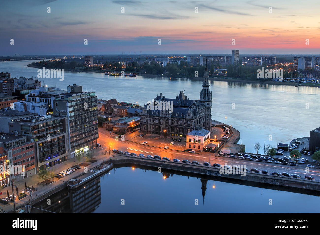 Blick über die Stadt Antwerpen in Belgien von der MAS Tower in der Dämmerung. Stockfoto