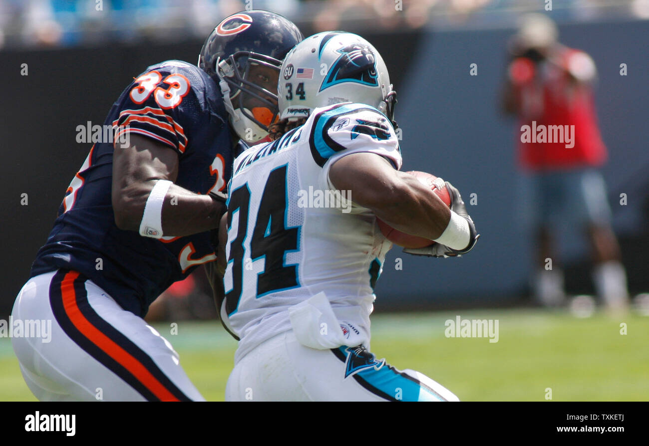 Carolina Panthers zurück laufen DeAngelo Williams (34) hält weg von Chicago Bears defensive Ende Adewale Ogunleye (93) Auf dem Weg zu einem 1-Yard-Gewinn im ersten Quartal an der Bank von Amerika Stadium am 14. September 2008 in Charlotte, North Carolina. (UPI Foto/Bob Carey) Stockfoto