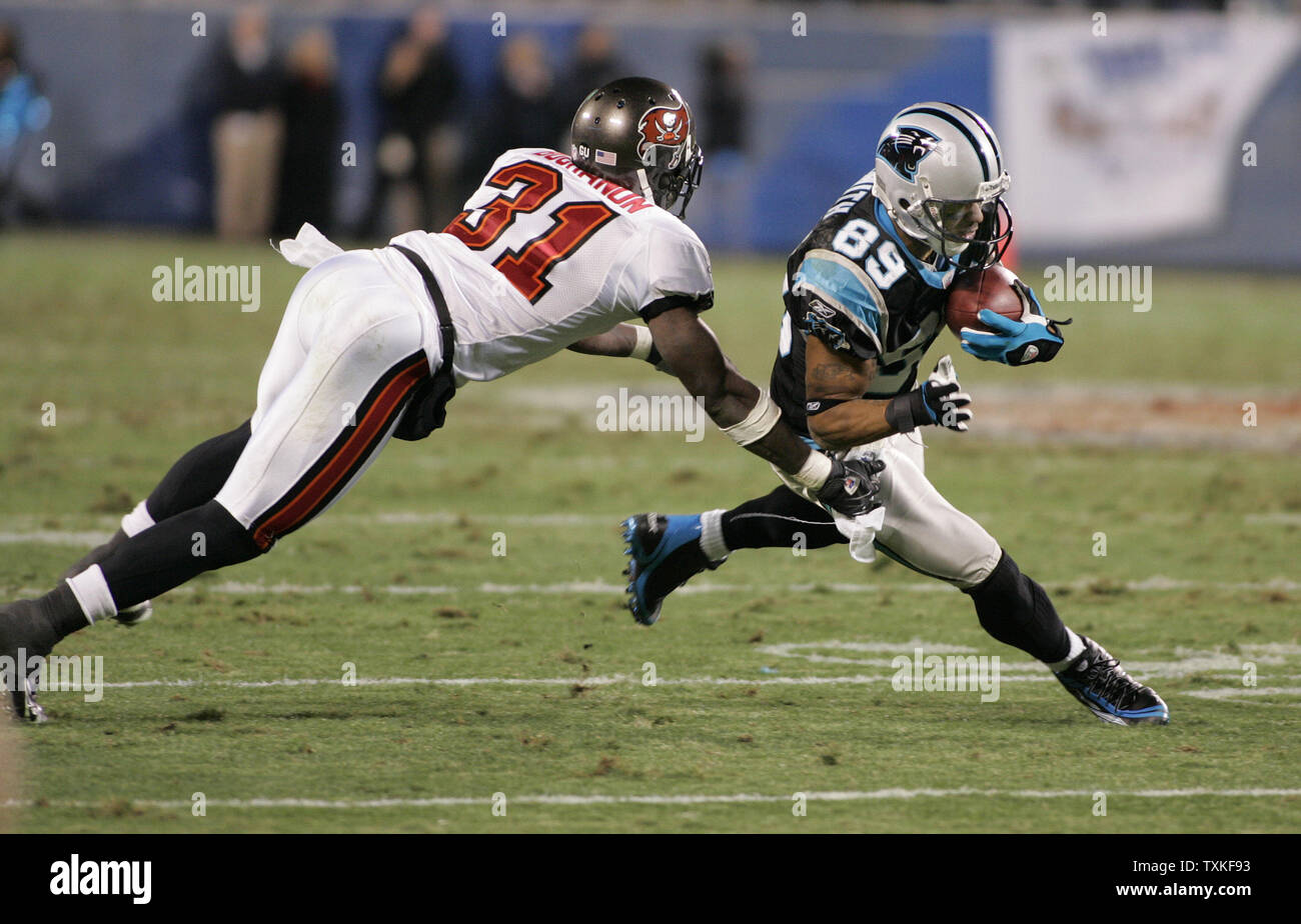 Carolina Panthers wide receiver Steve Smith (89) vermeidet Tampa Bay Buccaneers cornerback Phillip Buchanon für ein First Down an der Rezeption an der Bank von Amerika Stadium in Charlotte, North Carolina am Montag, 8. Dezember 2008. Carolina gewonnen 38-23. (UPI Foto/Nell Redmond) Stockfoto