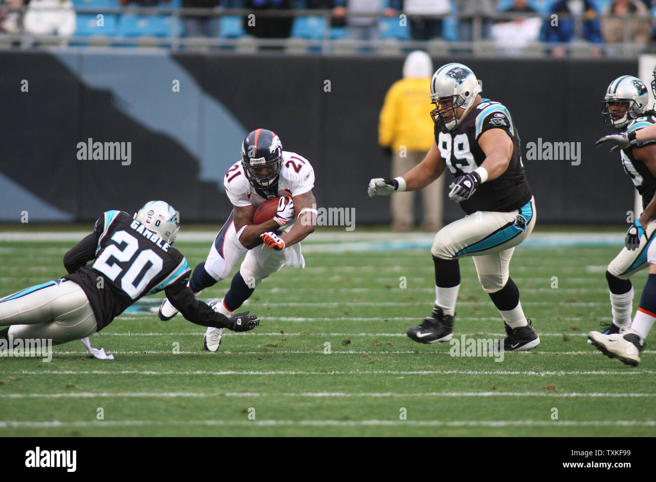 Carolina Panthers Cornerback Chris Gamble (20) Reisen Denver Broncos FS Marlon McCree (20) während einer Stocherkahnrückkehr im ersten Quartal an der Bank von Amerika Stadium am 14. Dezember 2008 in Charlotte, North Carolina. (UPI Foto/Bob Carey) Stockfoto