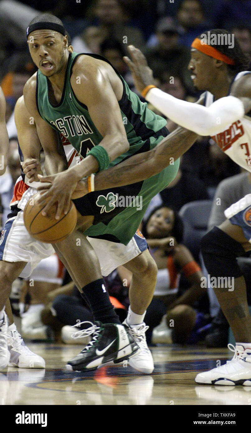 Boston Celtics guard Paul Pierce, rechts, kämpft die Kugel von Charlotte Bobcats forward Gerald Wallace in einem NBA Basketball Spiel in Charlotte, North Carolina am 6. Januar 2009 zu halten. Charlotte gewann 114-106 in den überstunden. (UPI Foto/Nell Redmond) Stockfoto