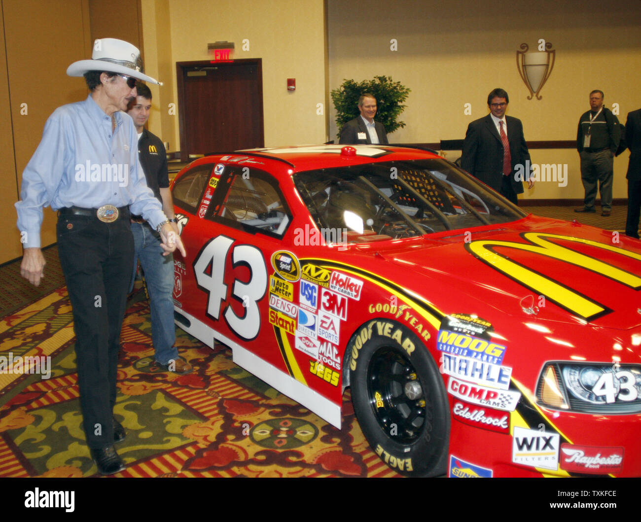 Formel 1-Legende Richard Petty, Links, Treiber und Reed Sorenson Blick auf das neue Auto #43 während einer Pressekonferenz auf der NASCAR Media Tour in Concord, North Carolina am 19. Januar 2009. Sorenson Fahren das Auto in dieser Saison. (UPI Foto/Nell Redmond) Stockfoto