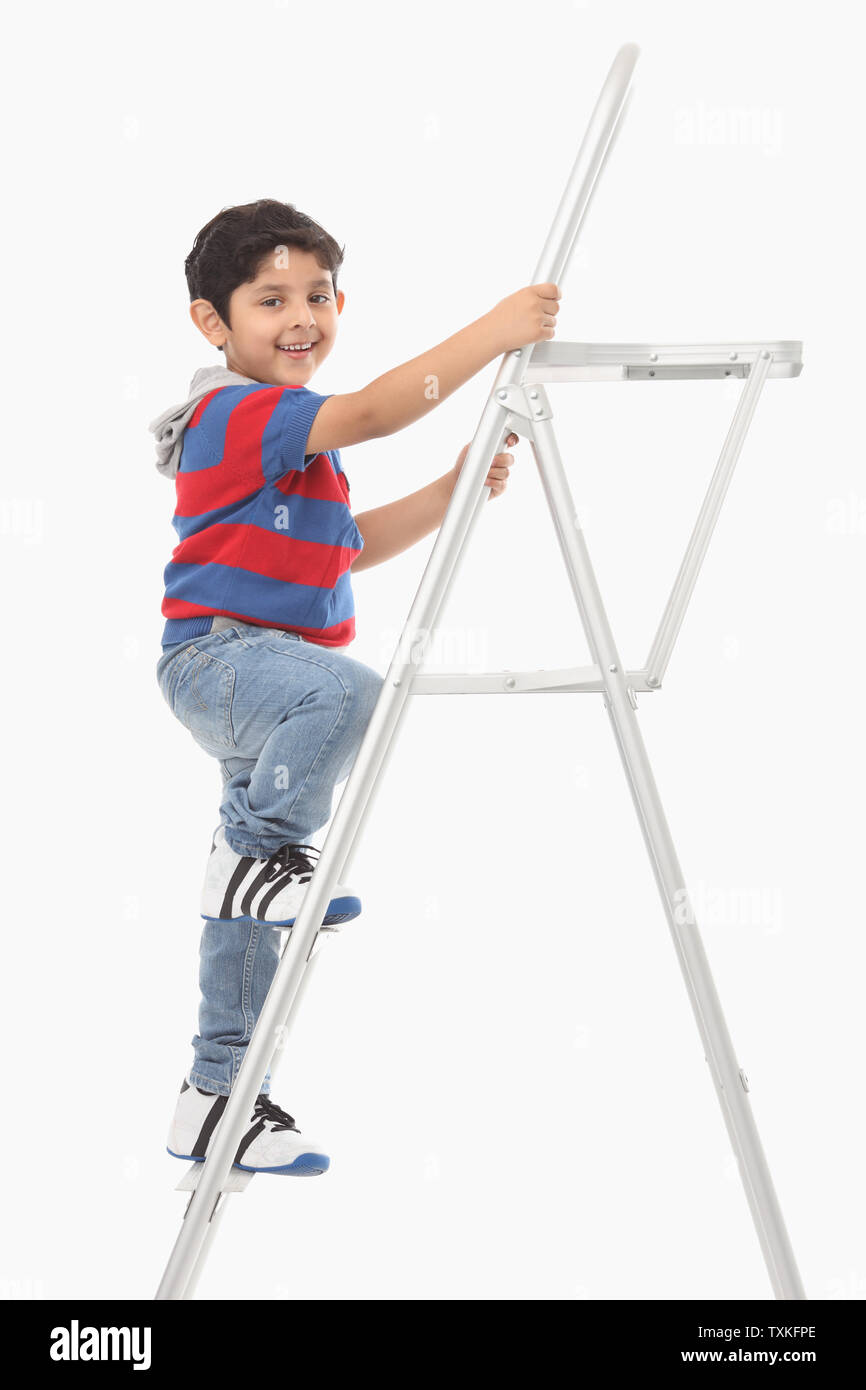 Junge klettern eine Leiter und lächelnd Stockfoto