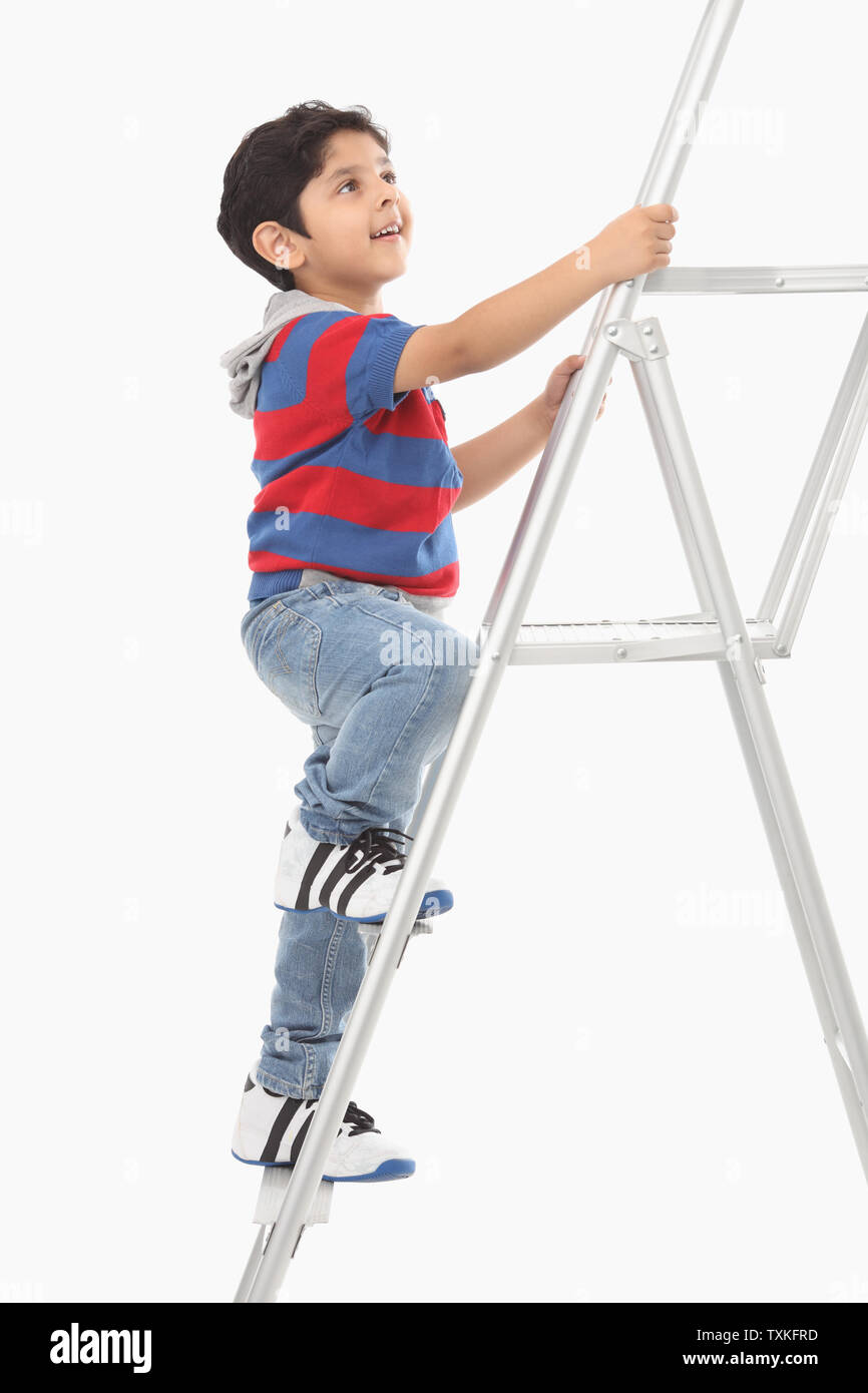 Junge klettern eine Leiter und lächelnd Stockfoto