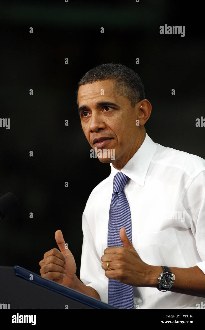 Us-Präsident Barack Obama spricht mit autoarbeiter an der Daimler Trucks North America Freightliner Werk in Mount Holly, North Carolina am 7. März 2012. UPI/Nell Redmond. Stockfoto