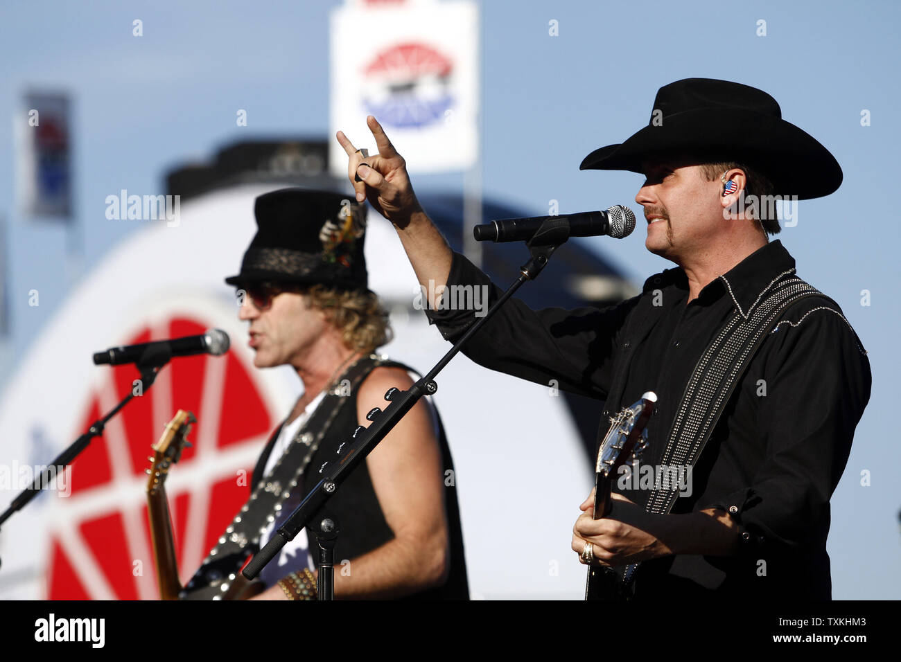 Big Kenny Alphin, Links, und Johannes Reiche, die Country Music duo Big & Rich, führen Sie an der Charlotte Motor Speedway, bevor die Bank von Amerika 500 NASCAR Rennen in Concord, North Carolina am 13. Oktober 2012. UPI/Nell Redmond. Stockfoto