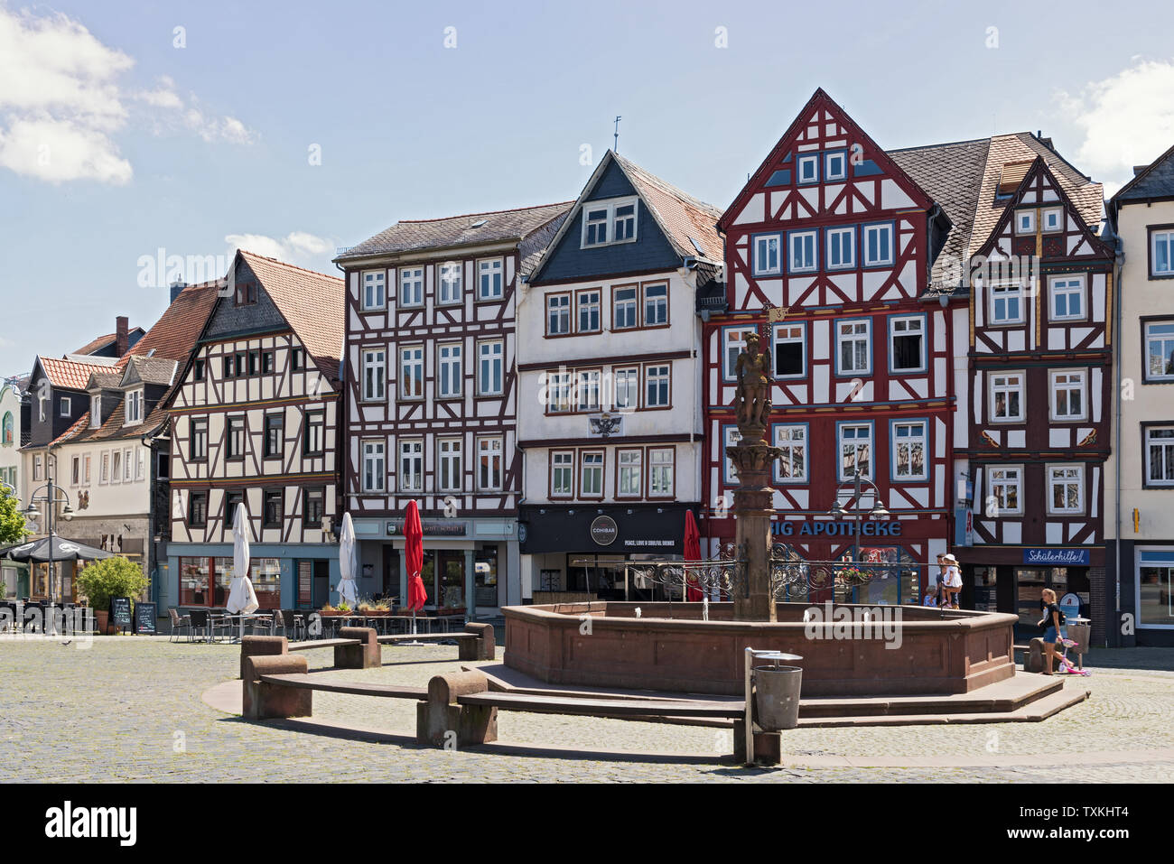 Die Menschen auf dem Marktplatz in der Altstadt von Butzbach Deutschland Stockfoto
