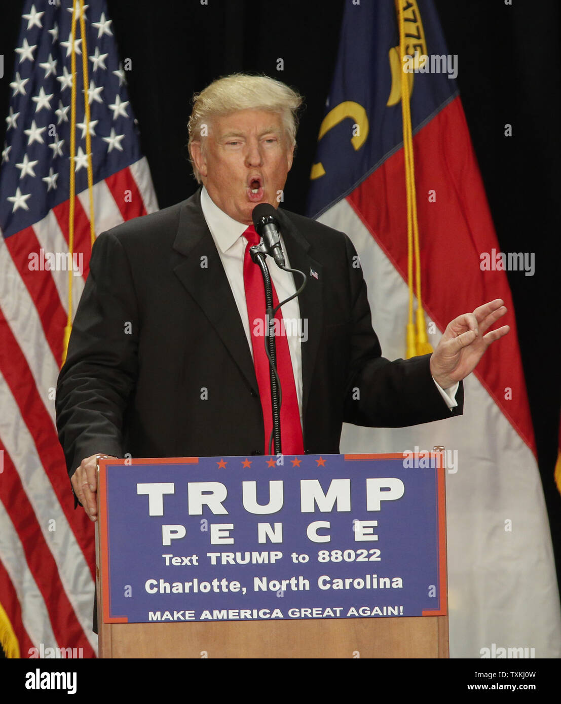 Der republikanische Präsidentschaftskandidat Donald gibt eine Kampagne Rede in Charlotte, North Carolina am 18. August 2016. Foto von Nell Redmond/UPI Stockfoto
